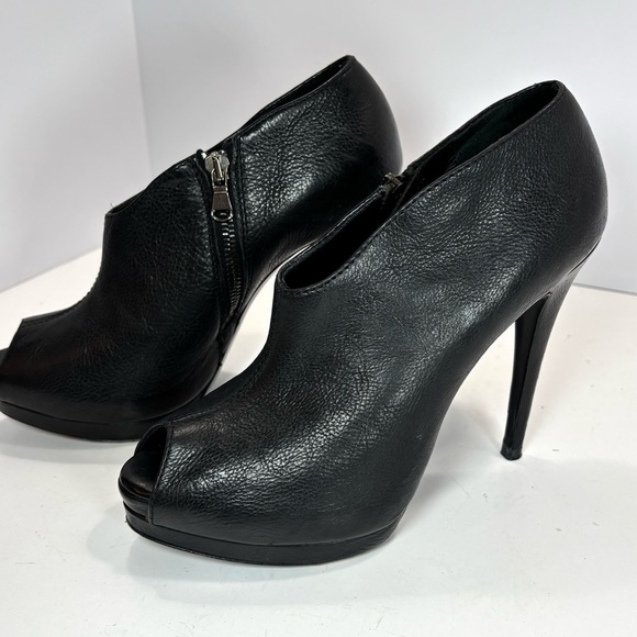 Vera Wang Lavender Black Heeled Booties Women Sz 6.5- Quiet Luxury Vtg Peep Toe - Picture 2 of 10